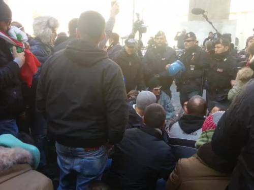 Manifestanti davanti a Montecitorio