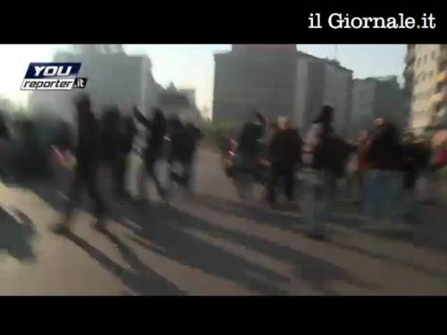 Piazzale Loreto, ultras dell'Ajax attaccano i Forconi