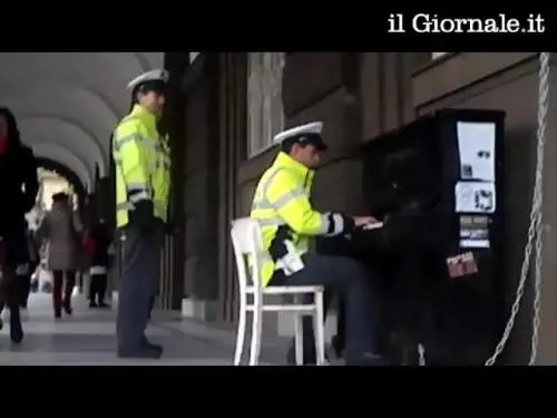 Praga, poliziotto si ferma e suona