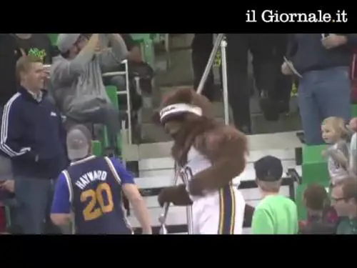 Nba, scintille tra la mascotte e un tifoso