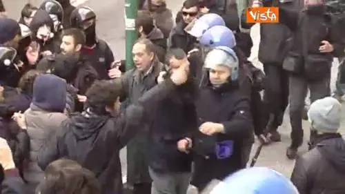 Sapienza, poliziotto allontanato dopo la carica