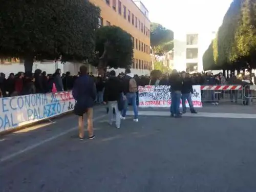 "Il rettore si dimetta"