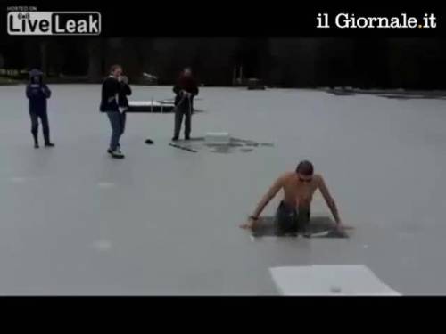 Ragazzo nuota sotto lastra di ghiaccio