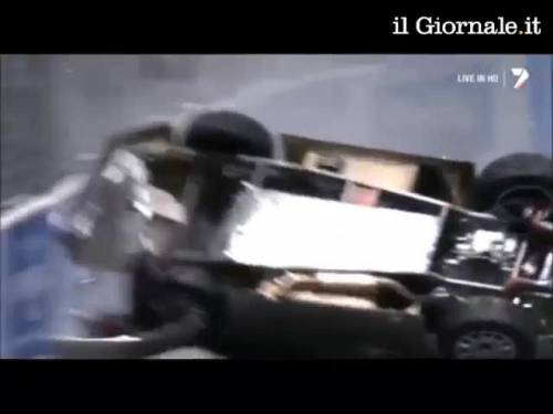 L'auto si cappotta nove volte, pilota illeso