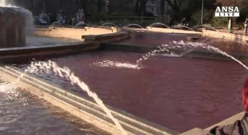 Milano, tinta di rosso la fontana di piazza Cairoli
