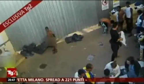 Trattamento antiscabbia a Lampedusa: il video choc