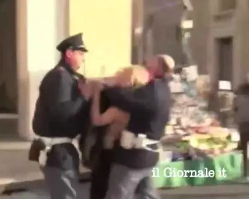 Attivista Femen tenta di raggiungere San Pietro