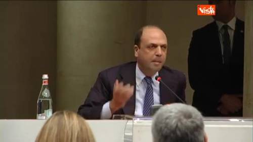 Alfano: "Se il Pd propone i matrimoni gay, lasciamo"