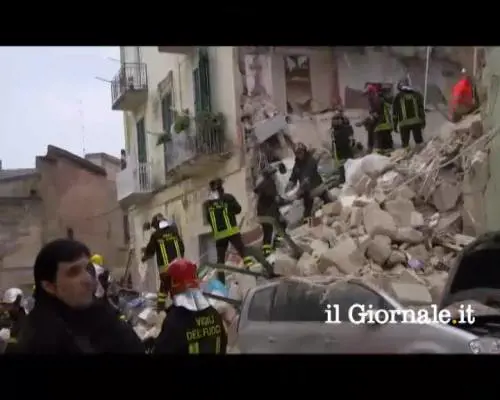 Matera, crolla palazzina