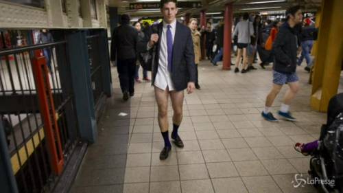 Tutti in mutande: il "no pants day" in metropolitana