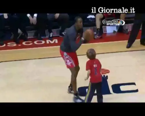 Dwight Howard fa il gradasso con un bambino