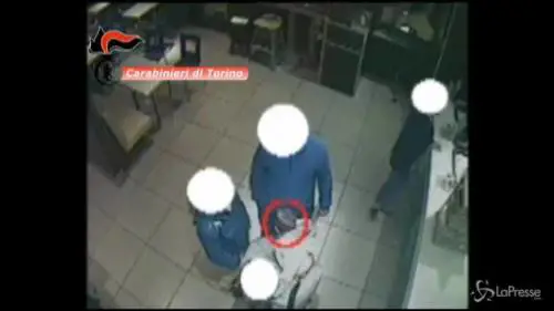 Torino, entrano armati nel McDonald's