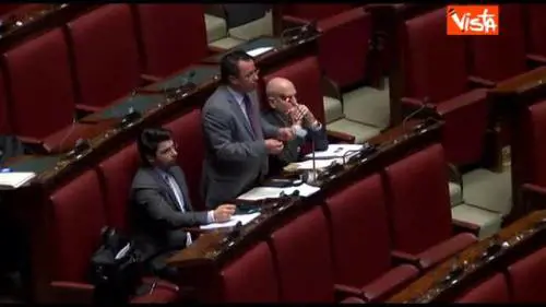 Show di Buonanno alla Camera: si trucca il volto di nero