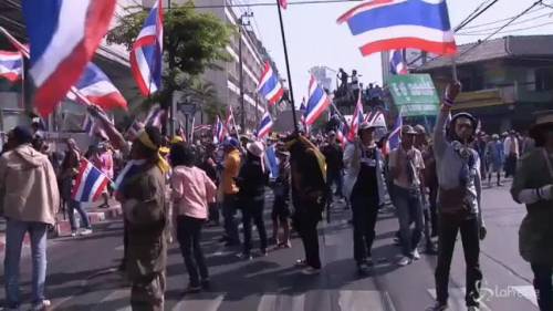 Thailandia, proteste contro il premier Shinawatra: migliaia in piazza