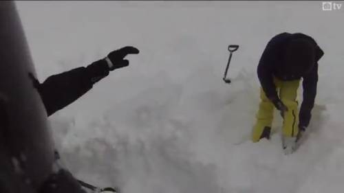 Ecco cosa si prova finire sotto la valanga:il video di uno sciatore