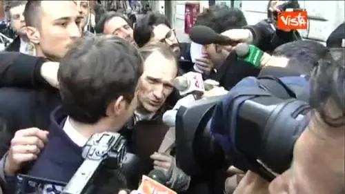 Civati a Fortini: "Le toccano il sedere? Lo dica a Renzi..."
