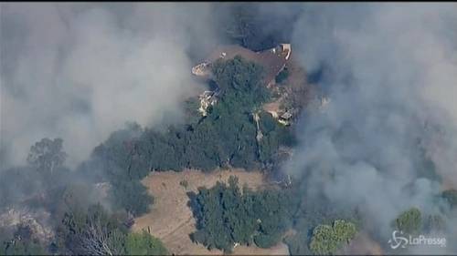 California, incendio e 2000 evacuati