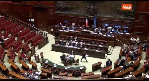 De Girolamo riferisce alla Camera ma l'Aula è vuota