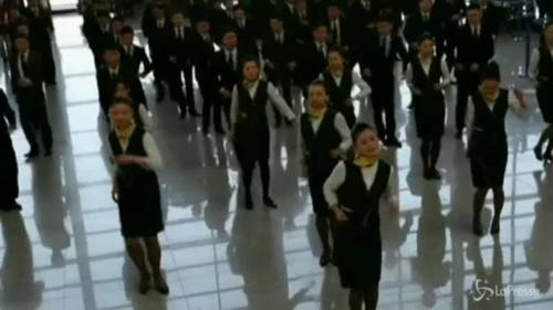 Shangai, il balletto delle hostess per i viaggiatori in attesa