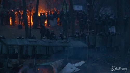 Nuova notte di scontri a Kiev