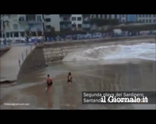 Santander: ragazza incosciente travolta da un onda