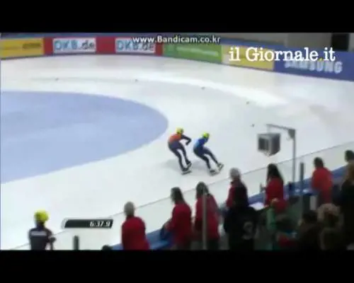 Pattinaggio, lo sconfitto fa il medio al vincitore