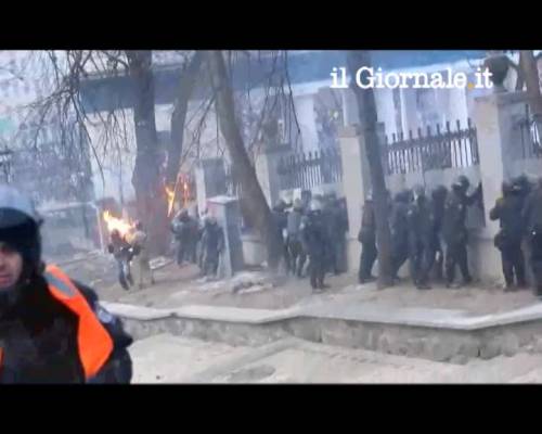 Kiev, poliziotti colpiti dalle molotov