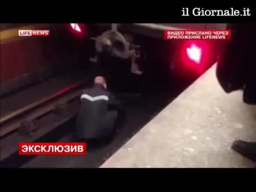 Mosca, finisce sotto la metro ma ne esce illeso