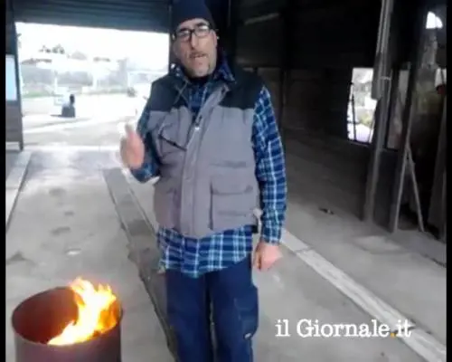Non riesce a pagare e brucia le bollette: la protesta di un lavoratore