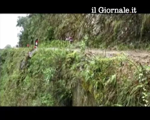 Base-jumper si lancia da dirupo, il paracadute non si apre