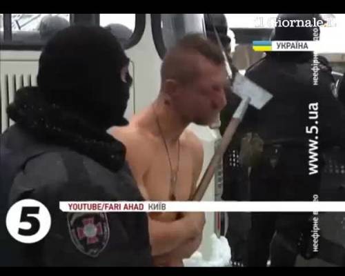 Kiev, la polizia lascia un uomo nudo nella neve