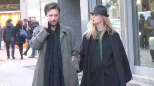Il pancione della Riccobono in vista mentre passeggia con Matteo