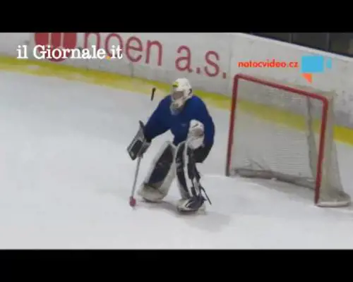 Portiere di hockey ubriaco in campo