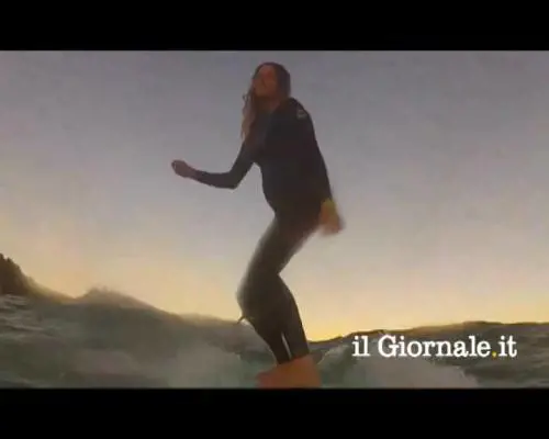 Surfare le onde dell'oceano... con il pancione