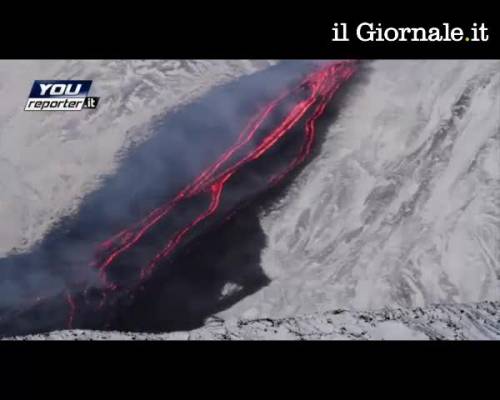 Etna, lo spettacolo di lava e neve insieme