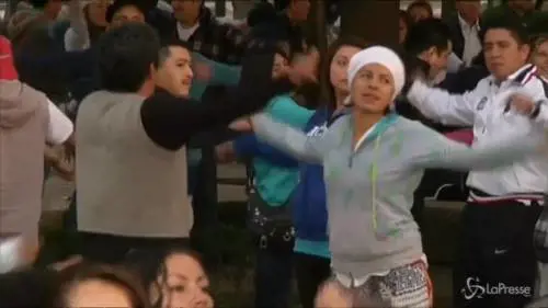 Messico, lezione di yoga in piazza per 15.000 persone