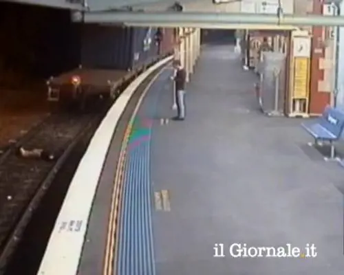Cerca di prendere il treno al volo ma cade tra i binari: illesa