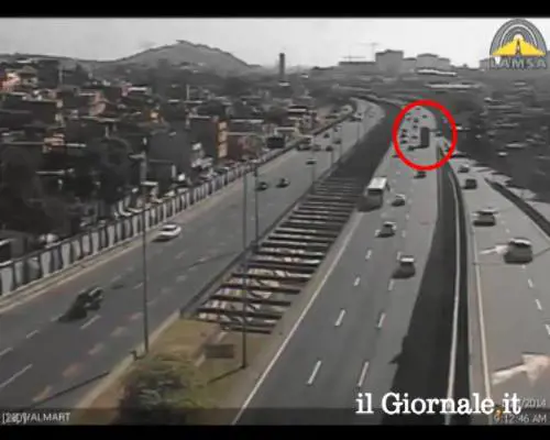 Brasile: un tir abbatte un passaggio pedonale 