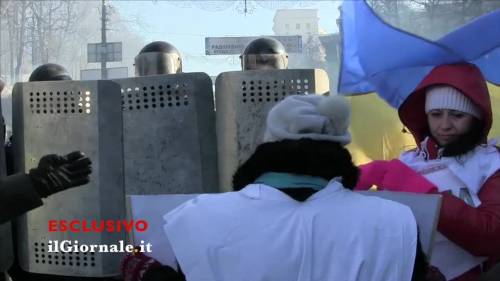 Kiev, le madri davanti al cordone di polizia