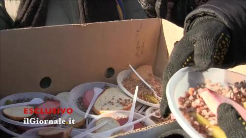 Kiev, le volontarie distribuiscono cibo ai ribelli