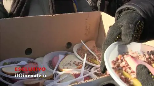 Kiev, le volontarie distribuiscono cibo ai ribelli