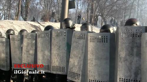 Kiev, gli agenti della milizia schierati in prima linea