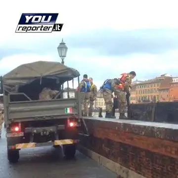 I soldati montano le paratie sull'Arno