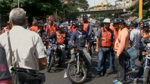 Venezuela, motociclisti in protesta per coprifuoco