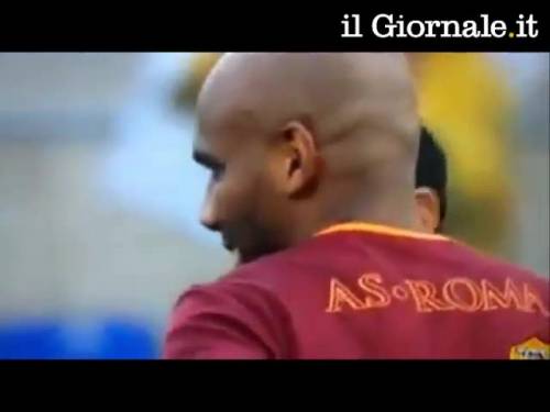 Scherzo di Totti a De Rossi in un Olimpico allagato