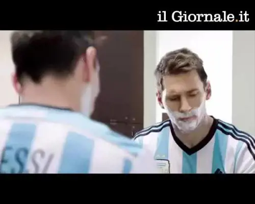 Messi e Federer provano nuove discipline nello spot di un rasoio