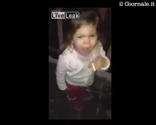 Costretta a fumare a soli 2 anni