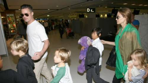 La famiglia Pitt-Jolie in aereoporto