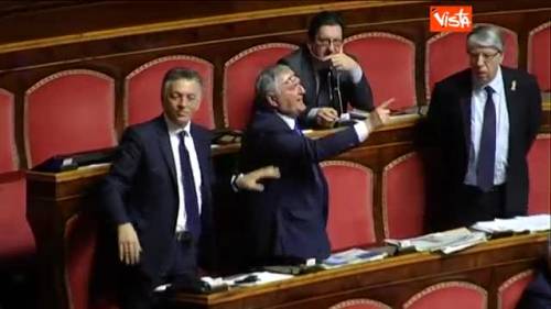 Caos in Senato, FI a Grasso: "Lei non è un giudice"