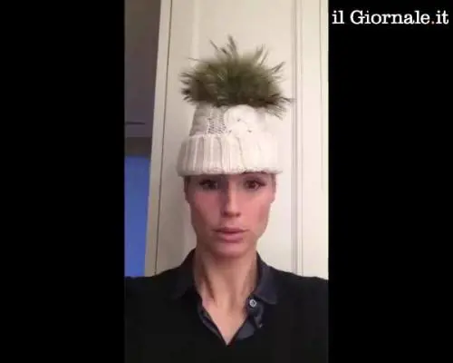 Michelle Hunziker imita una gallina 